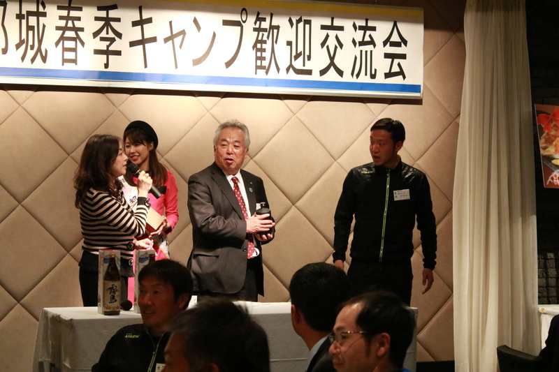 都城市の皆さんからは、美味しいお酒などをいただきました。毎年抽選でどの選手、スタッフが当たるかドキドキですが&hellip;今年はMFの選手の当選率が高かったです(笑)※荒井選手は未成年のため、お父様に頂いた焼酎を渡していました。