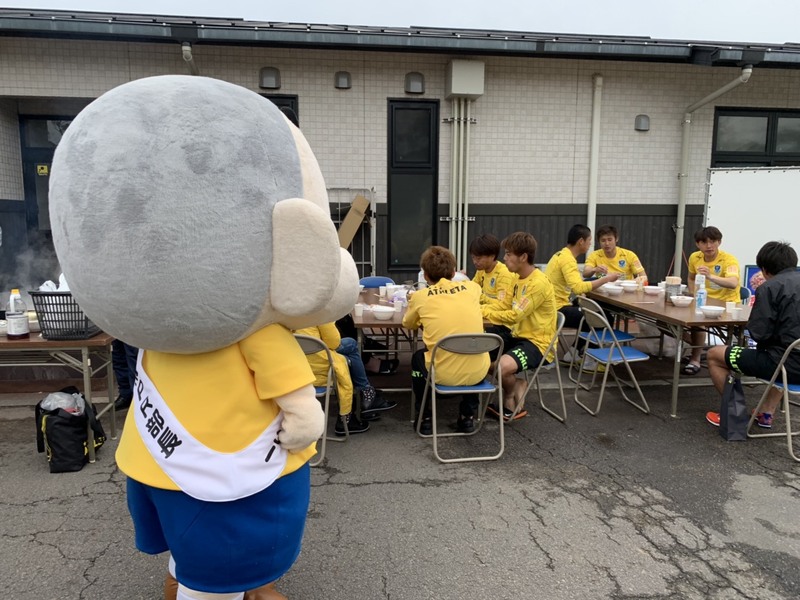 そして本日は、都城市の皆さんが炊き出しを行ってくださいました！都城市PRキャラクター兼PR部長の「ぼんちくん」も駆けつけてくれてくれました♪