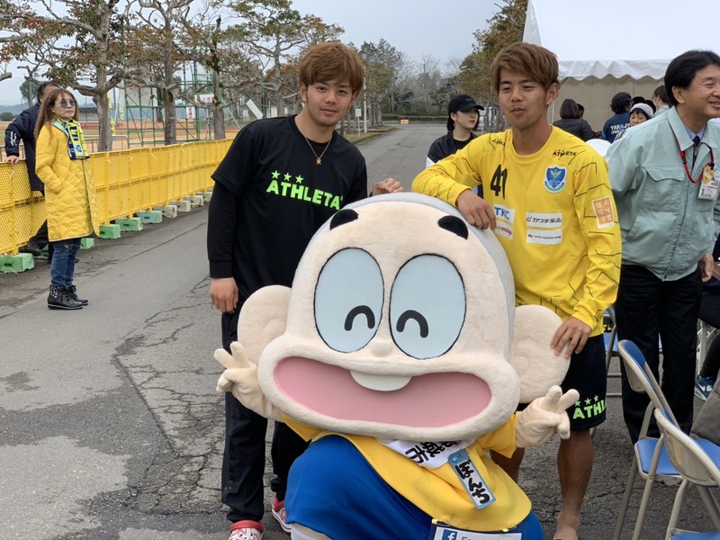 ぼんちくんと西谷ツインズ（西谷優希選手・和希選手）。