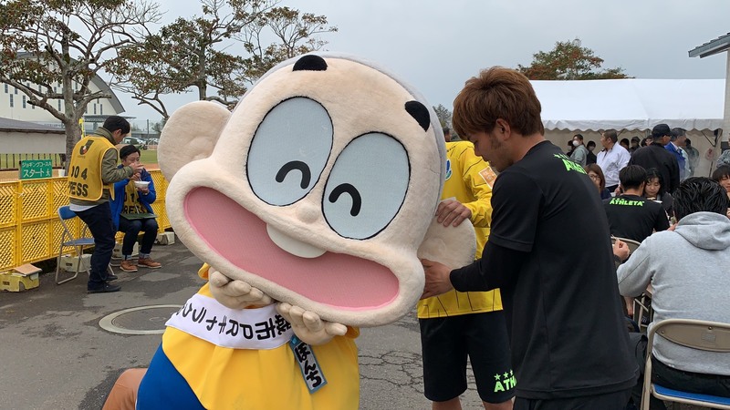 ぼんちくんの左耳を触ると幸せになれるという噂を伝えたところ&hellip;こんな感じになりました。