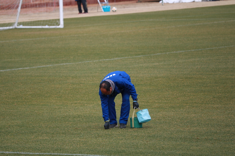 2チームとのトレーニングマッチとなりましたが、合間にはグラウンドキーパーの皆さんがメンテナンスを行ってくれていました。普段のトレーニングの日にも練習前後にメンテナンスしてくださっており、チームをサポートしてくれています。ありがとうございます！