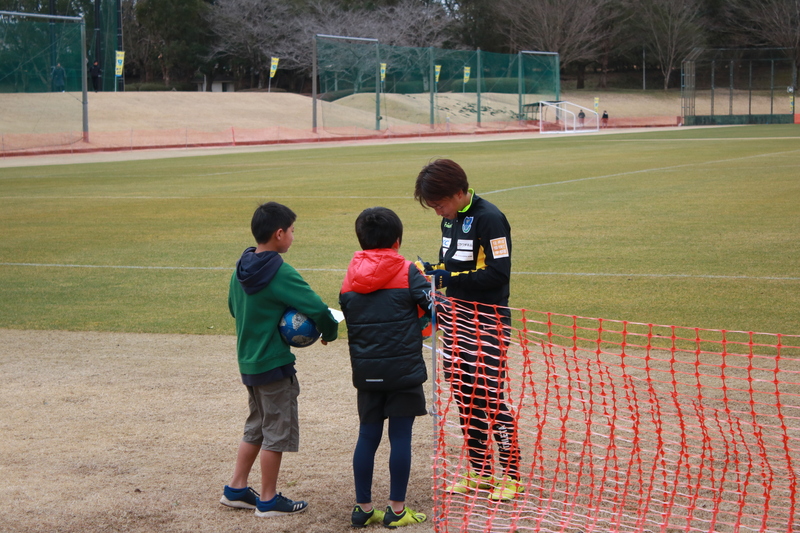 この二人は昨日のトレーニングマッチに引き続き、今日も練習場へ来てくれました！「廣瀬選手のサインがもらえたよ！」とこのあと見せてくれました。毎年キャンプに足を運んでくれてありがとう！