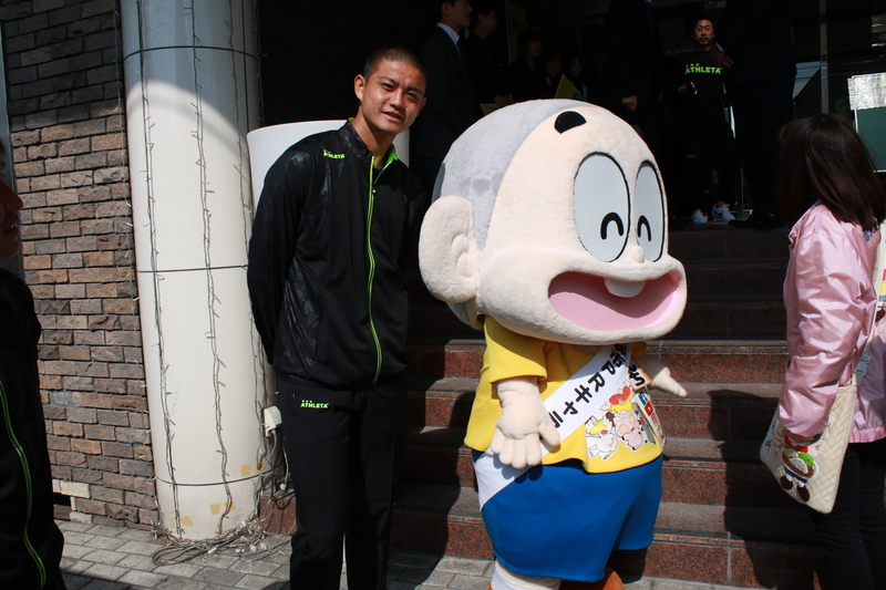 トレーニング後にホテルに戻り昼食をとってから移動となりました。
宿泊先としてお世話になった都城グリーンホテルにも皆さんが駆けつけてくれました。おなじみのダブル「ぼんちくん」！