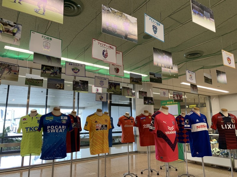 宮崎ブーケンビリア空港に到着すると、Jリーグクラブのユニフォームの展示などもありました！昨年のキャンプの写真も沢山飾っていただきました！