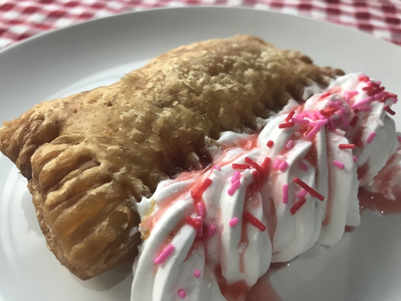 【とちおとめチーズパイ】・栃木産とちおとめソースとクリームチーズをパイで包んで、サクサクに仕上げました!■価格:350円
■販売店舗:スポーツカフェ92(ファンエリア)