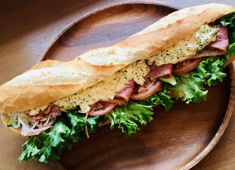 「メガ盛りバケットサンド」数量限定!
・約32センチの巨大バケット!
2,3人でやっと食べ切れるくらいの大きさかも♪
■価格:1,200円
■販売店舗:サンドウィッチカフェDream(メインスタンド下)