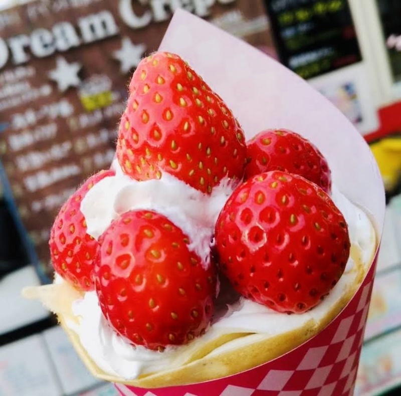 【メガ盛りとちおとめクレープ】限定5食!
・栃木県産とちおとめを使用した、焼きたてつくりたてクレープ!
実際にはこの2倍くらいのボリュームにしちゃいますよ♪
■価格:800円
■販売場所:ドリームグルメ号(バックスタンド)※こちらのメニューはホームゴール裏エリアでの販売につき、ビジターチームグッズを身に着けてのご購入はいただけません。
なお、ビジターゴール裏チケットをお持ちのお客様は、北ゲートより再入場していただく必要がございます。