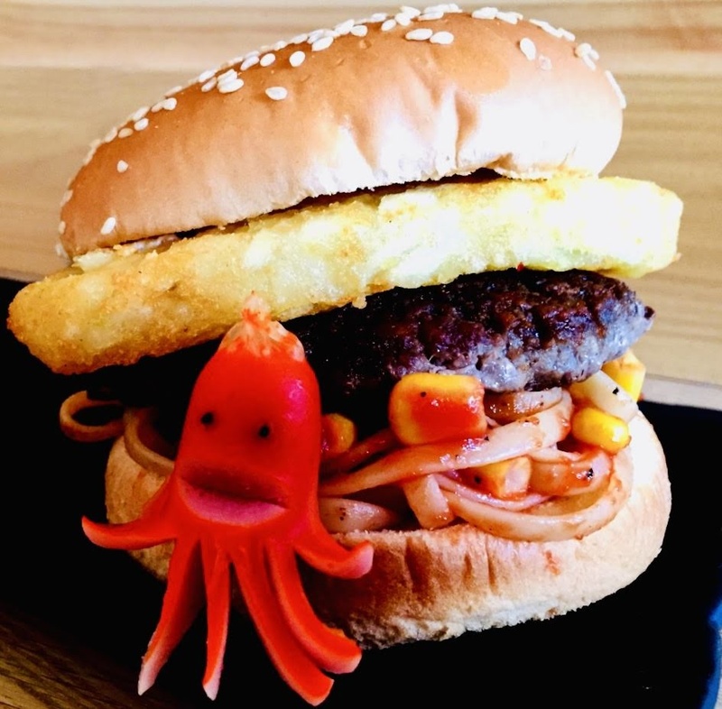 【お子様ランチバーガー】限定30食!
・横浜と言えば洋食発祥の地。誰もが大好きお子様ランチをバーガーにしてみました。ハンバーグ、ナポリタン、ハッシュポテト、ウインナーを挟んだ王道メニューです。
■価格:650円
■販売店舗:18diners(ファンエリア)