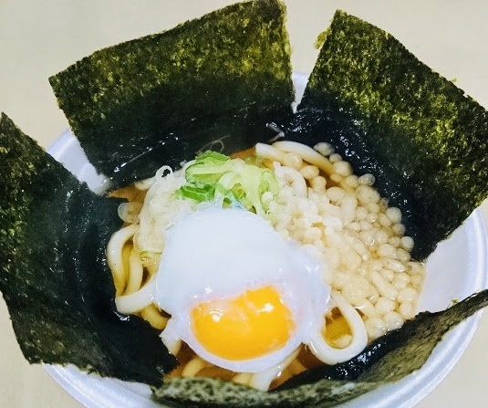 【海苔ノリ月見うどん(温玉)】
・ホーム2戦目もノリノリでいきましょう!! 今回はシンプルうどんですが、海苔には元気の素がいっぱい含まれています。海苔ノリ月見うどんで、ノリノリGO!GO!元気に栃木SCを応援しましょう!!
■価格:550円
■販売店舗:なすのまきうどん(イベントエリア)