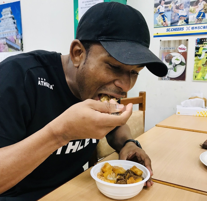 【ヴァカアトラーダ】
・ヘニキ選手の大好物!牛ブロック肉とマンジョーカ(キャッサバ芋)の煮込み料理ぜひ食べてみてください。■価格:800円
■販売場所:ダ・ネイデ(バックスタンド)
※こちらのメニューはホームゴール裏エリアでの販売につき、ビジターチームグッズを身に着けてのご購入はいただけません。
なお、ビジターゴール裏チケットをお持ちのお客様は、北ゲートより再入場していただく必要がございます。