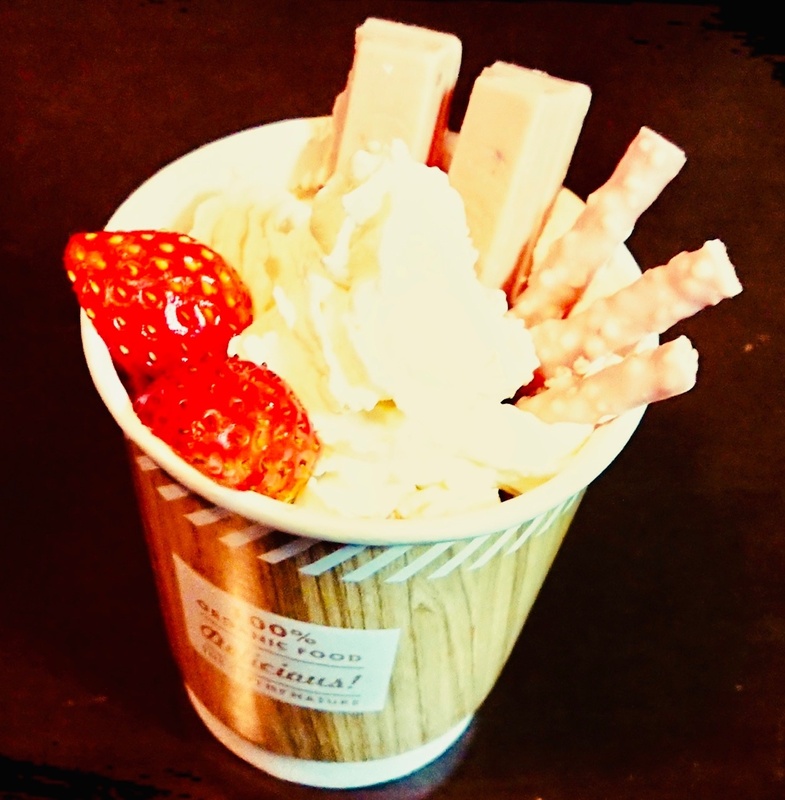 【ホットチョコレート ホイップ&いちごのお菓子のせスペシャルドリンク】
・その名の通り、ホットチョコレートにホイップ、イチゴ、お菓子をのせたスぺシャルなドリンクです。
■価格:500円
■店舗:プロフィール(ファンエリア)