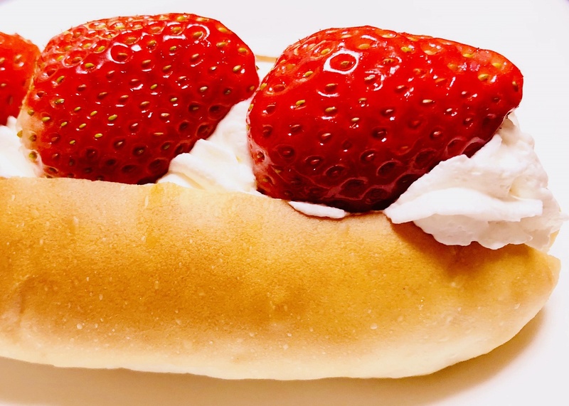 「いちごドック」
・甘酸っぱいいちごと生クリームのハーモニーがたまりません!
■価格:500円
■販売店舗:バンクシー(バックスタンド)
※こちらのメニューはバックスタンド(B自由席)チケットをお持ちでないとご購入いただけません。