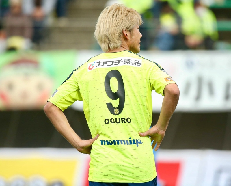 【2019レプリカユニフォーム スポンサーロゴ【新朝プレス様】追加貼り付け対応について】
ご購入済みレプリカユニフォーム(背中下部)への、新朝プレス様【monmiya】ロゴの貼り付けを下記の通り受付いたします。
◆加工対象品
ご購入済み2019栃木SCレプリカユニフォーム
◆加工受付場所
ファンエリアグッズ売店
◆受付スケジュール
3月30日(土)試合会場(上限300着) 11:00より
⇒お渡し:4月7日(日)~京都戦試合会場、トッキースクエア
■ユニフォームのお預かり後、次のホームゲーム開催日までに再度お渡しが間に合うよう、各回受付上限数を設けております。
何卒ご理解を賜りますようお願いいたします。上限に達し次第受付を終了させて頂きます。
■ユニフォームは着用後、お洗濯後でも加工を承ります。
■お預かりする際に濡れていたり、汚れがある場合、加工に支障が出る可能性がございますのでお受けできない場合もございます。
■2019栃木SCユニフォーム以外への貼り付けはお受けすることが出来ません。