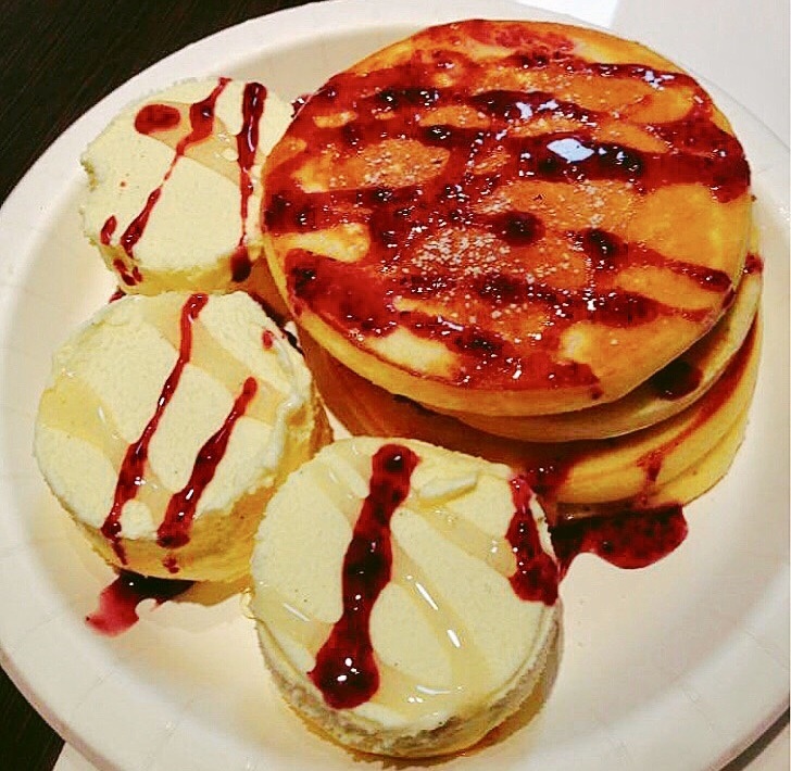 【メガアイスパンケーキ】※数量限定
・目が愛すパンケーキ!
通常の3倍のボリューム!
■価格:1,000円
■店舗:お菓子の家(ファンエリア)
