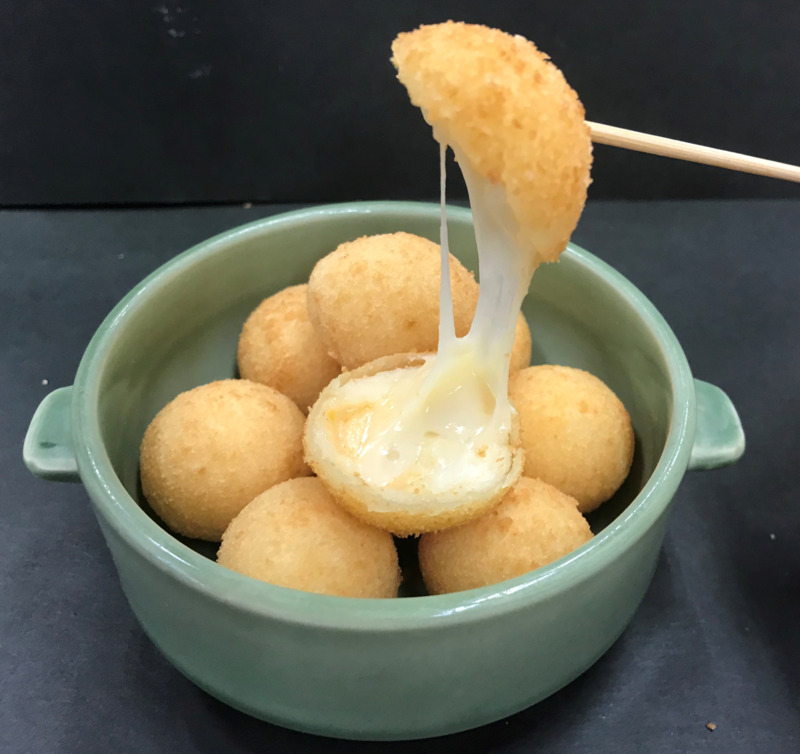 【メガ盛り!トッキーの勝ちボール】限定5食!
・大人気のチーズボールが倍量!
もっちり生地に4種のチーズが入っています。
■価格:600円
■販売場所:ダ・ネイデ(バックスタンド)
※こちらのメニューはホームゴール裏エリアでの販売につき、ビジターチームグッズを身に着けてのご購入はいただけません。
なお、ビジターゴール裏チケットをお持ちのお客様は、北ゲートより再入場していただく必要がございます。
