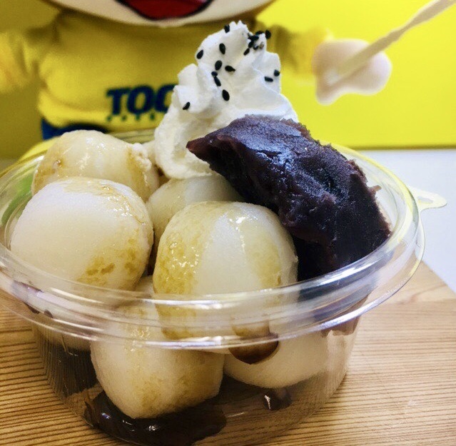 【月見だんご】
・玉子屋の嫁が作ったスイーツでございます!だんごには黒蜜をかけ、粒あんホイップクリームをのせて食べて下さい。お味の方は玉子屋の主人の体型を見て頂ければ分かると思います♪
■価格:500円
■店舗:玉子屋てっちゃん(ファンエリア)