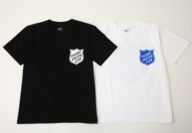 ・《TOCHIGI SC×WP×ARKnets》　EMBLEM LOGO TEE
ARKnetsが展開する、アルファベットの23番目の文字「W」をキーワードに、リストリクトのクリエイティブ集団がディープ、そしてハイブリットに独創する新進ブランド『 WP 』がデザインを監修。

WPのアイコンであるエンブレムロゴを《 栃木SC 》に染め上げた、コラボレーションならではの一枚。
※こちらの商品売上の利益は全て栃木ＳＣに寄付されます。
カラー：ホワイト・ブラック　2色　　サイズ：M・L・XL・XXL　　価格：5,000円(税込)

■販売場所：ファンエリア内グッズ売店横 ARKnets特設ブース

