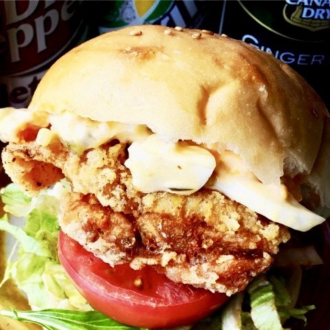 【チキン竜田揚げバーガー】※限定50食
・春野菜と自家製タレにくぐらせたチキン竜田揚げを挟みました。
もちろん足利産パワードエッグもイン!
■価格:600円
■販売店舗:18diners(ファンエリア)