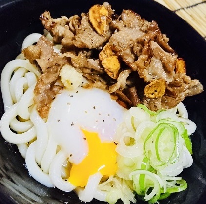 【釜玉ガーリック肉うどん】
・4月、新生活をスタートさせた方、新しい生活でそろそろ疲れが出てくる頃かと思います。
そんなときはこのガーリックと肉のスタミナ満点のうどんを食べて元気を出してください!!
釜揚げしたうどんに肉と温玉等を乗せ出汁つゆをかけ、仕上げはブラックペッパーで味を引き締めました。どうぞご賞味下さい。
■価格:700円
■販売店舗:なすのまきうどん(バックスタンド)※こちらのメニューはホームゴール裏エリアでの販売につき、ビジターチームグッズを身に着けてのご購入はいただけません。
なお、ビジターゴール裏チケットをお持ちのお客様は、北ゲートより再入場していただく必要がございます。