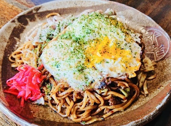 【メガ盛り豚焼きそば】
・あなたはこのメガ盛りを食べきれるか⁉
■価格：700円
■店舗：プロフィール(イベントエリア)