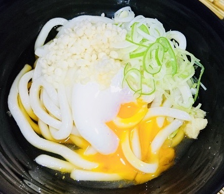 【釜玉うどん】 
・シンプルが美味しい！釜揚げしたうどんにネギや天かすそして温玉を乗せ出汁つゆをかけたシンプルな釜玉うどんです。
これからの季節にピッタリのズルズルいけるうどんです。生姜をトッピングするとさらにサッパリ。卵とうどんを良く混ぜ合わせてお召し上がりください。
※卵は温玉になります。
■価格：700円
■販売店舗：なすのまきうどん(バックスタンド)※こちらのメニューはホームゴール裏エリアでの販売につき、ビジターチームグッズを身に着けてのご購入はいただけません。
なお、ビジターゴール裏チケットをお持ちのお客様は、北ゲートより再入場していただく必要がございます。