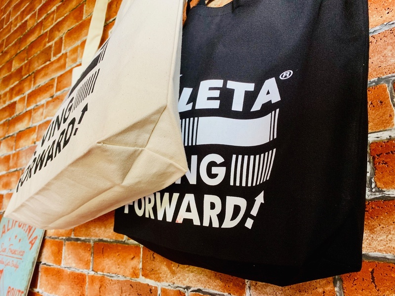 【ATHLETAコラボ 2wayトートバッグ】
・手提げ、ショルダーどちらでも使用できる2wayトートバッグ！
普段使いもしやすいホワイト、ブラックのベーシックな2色展開です。
■サイズ：幅33×高さ34.5×マチ10センチ■価格：3,240円

■販売場所：ファンエリア内グッズ売店、ホームゴール裏グッズ売店