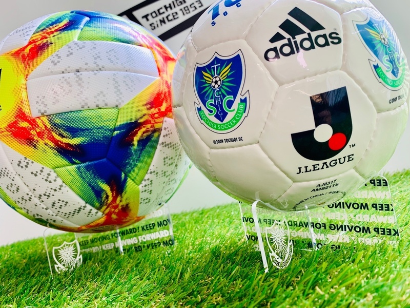 【ボールスタンド】
・ありそうでなかった、サインボールを飾るオリジナルボールスタンド。
甲府戦で「勝ちボール」が当たった皆さん、ぜひこのスタンドを使って飾って下さい！
■価格：2号球用1,300円、5号球用1,500円
■販売場所：ファンエリア内グッズ売店、ホームゴール裏グッズ売店


