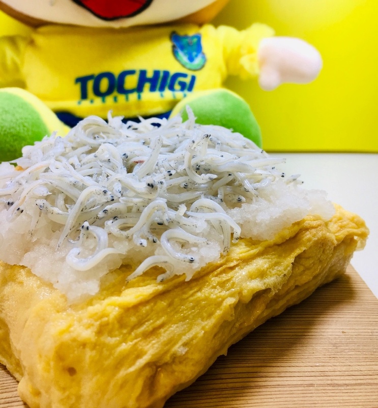 【しらすおろしがけ玉子焼き】
・岡山県の瀬戸内海ではしらすの釜揚げが有名です。今回は贅沢にもダシ醤油の玉子焼きにしらすおろしをたっぷり乗せてみました！
しらすの甘さと玉子焼きのダシが良く合います！
■価格：600円
■販売店舗：玉子屋てっちゃん(ファンエリア)