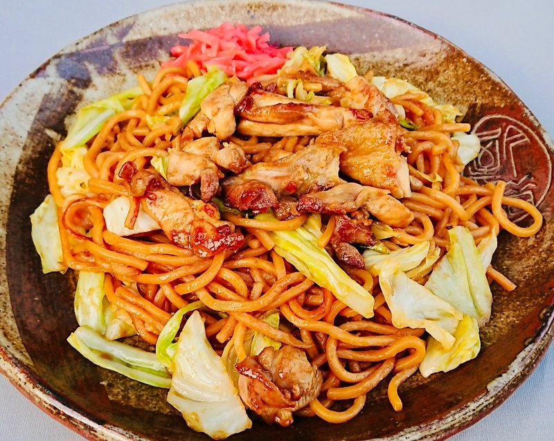 【ひるぜん焼きそば(風)】
・岡山県北部真庭市の名物グルメＢ－1ぐらんぷりでも優勝した「ひるぜん焼そば」。
甘辛い味噌ベースのタレ、やや太めのもっちり麺、親鳥のかしらの旨味が一体となり奥深い味わい。
あくまでひるぜん焼きそば風なのでご承知おきください&hellip;。
■価格：600円
■販売店舗：プロフィール(ファンエリア)