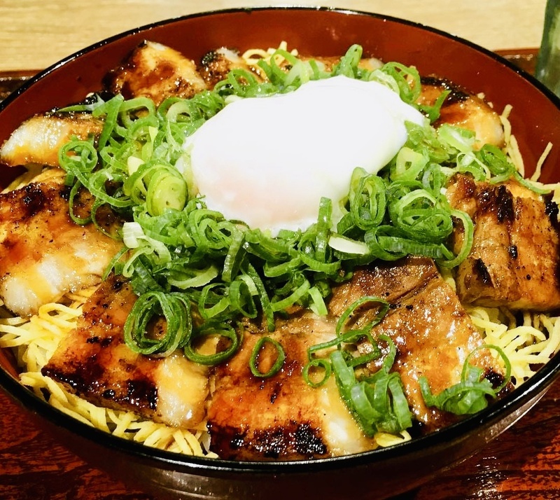 【豚蒲焼き丼】
・「うな重」ではなく豚肉を蒲焼にした「ぶたかば重」が岡山発祥の名物グルメ！
■価格：1,000円
■販売店舗：ビクトリーステーキ(ファンエリア)