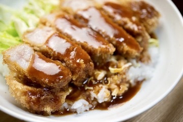 【デミかつ丼】
・カツ丼といえば「卵とじ」が一般的ですが、岡山ではデミグラスソースを使った「デミカツ丼」が有名です。
「デミカツ丼」は昭和初期から岡山で食べられていたようで、岡山県内では多くのお店で食べることのできるとかなんとか、、、
ミスターチキンでは茹でたキャベツの上にトンカツ、中華スープでのばしたデミソースをかけてお召し上がりください！！※写真はイメージです。
■価格：800円
■販売店舗：ミスターチキン(ファンエリア)