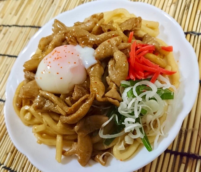 【ホルモン焼きうどん】&nbsp;
・岡山名物ホルモン焼うどん。みその甘みとしょうゆの香ばしさに卵が相まって絶妙のバランスがgood!数量限定です、お早めにお越しください！
■価格：800円
■販売店舗：なすのまきうどん(ファンエリア)