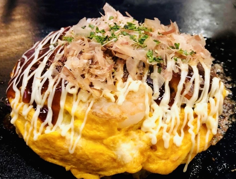 【えびおこ】
・備前市日生町の好み焼きといえば冬季は「オコカキ」そして夏季はこの「オコエビ」が定番です。
有名なオコカキよりこちらの方が好きという方が多くねづよい人気をほこっているとかなんとか、、、
■価格：800円
■販売店舗：粉家一門焼侍(ファンエリア)