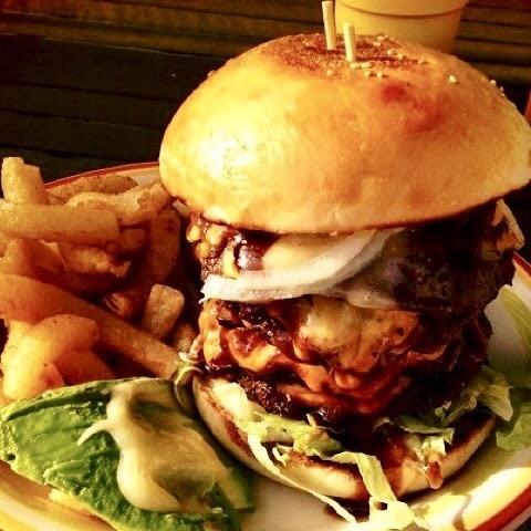 【メガトントッキーバーガー】※限定18食
・トッキーバーガーをビルディングのようにカスタムしました！
ビーフパティ×３、チェダーチーズ×３、パワードエッグ、レタス、トマトが入っています。
■価格：1,200円
■販売店舗：18diners(ファンエリア)