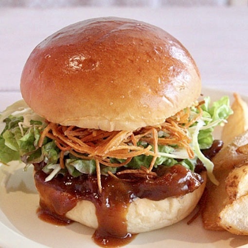 【デミカツエッグバーガー】
・岡山名物デミカツ丼をバーガーにしてみました。さくさくチキンカツに特製デミグラスソースをかけました。足利産パワードエッグ入り！
■価格：650円
■販売店舗：18diners(ファンエリア)