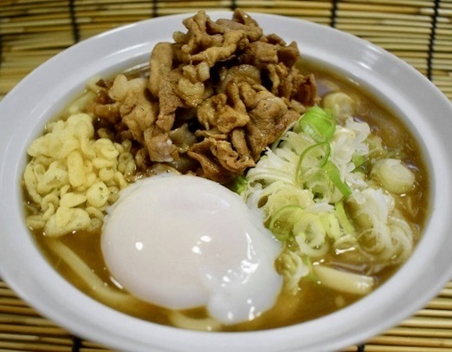 【メガKINGカレーうどん】限定5食！
・昨年新登場したKINGカレーうどんのさらに上を行くうどん。
今年はメガKINGカレーうどんです。
うどんも肉もネギも天かすもマシマシの数量限定メガ盛りうどんです。
■価格：1,000円　
■販売店舗：なすのまきうどん(バックスタンド)