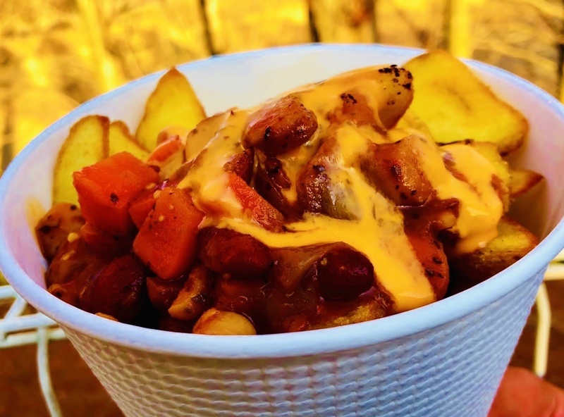 【大盛りチリポテト】
・ビールのおつまみに最高の一品。このボリュームを見よ！
■価格：700円
■販売店舗：バンクシー(バックスタンド)
※こちらのメニューはバックスタンド(A自由席・B自由席)チケットをお持ちでないとご購入いただけません。