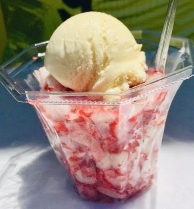 【いちごけずり】
・栃木県産とちおとめを急速冷凍し、ふんだんに削ってみました。
上には濃厚バニラアイスをON！
＋100円でチョコレートがけバージョンも追加しました。
■価格：500円
■販売店舗：18diners(ファンエリア)
