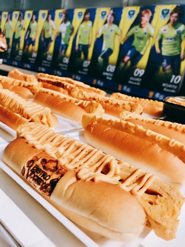 【トッキードッグ】
・名物玉子焼きをパンで挟みました！
明太マヨ、タルタルソースと玉子焼きのハーモニーがたまりません！
■価格：500円
■店舗：玉子屋てっちゃん(ファンエリア)