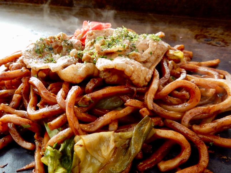 【豚焼きそば】
・宇都宮名物！「肉」入り極太麺の「宇都宮焼きそば！」ぜひご賞味あれ！
■価格：500円
■販売店舗：プロフィール(ファンエリア)