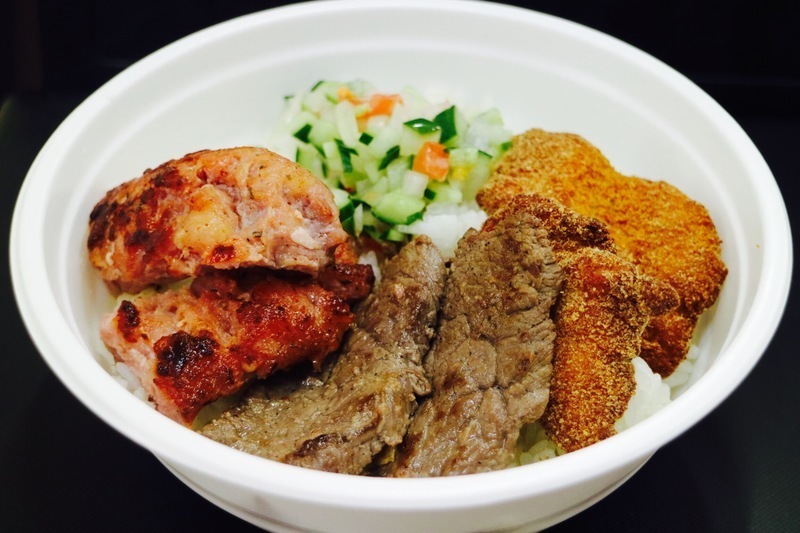 【ブラジル丼】
・ブラジルでも人気のブラジル丼！
チキンカツ、牛ステーキ、ブラジリアンソーセージが乗っていてボリューム満点の丼ぶりです☆
■価格：700円
■販売店舗：ダ・ネイデ(バックスタンド)
※こちらのメニューはホームゴール裏エリアでの販売につき、ビジターチームグッズを身に着けてのご購入はいただけません。
なお、ビジターゴール裏チケットをお持ちのお客様は、北ゲートより再入場していただく必要がございます。