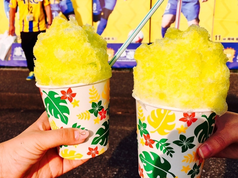 【暑くなったらかき氷】
・暑くなってくるとやっぱりこれが欲しくなってきますね！
お子様から大人まで、是非どうぞ！
■価格：350円
※写真はイメージです。
■販売店舗
<ファンエリア>プロフィール、スポーツカフェ92、18diners、粉家一門焼侍、ビクトリーステーキ
<イベントエリア>エイトクレインズ
<バックスタンド>ポムフリット、ダネイデ、バンクシー