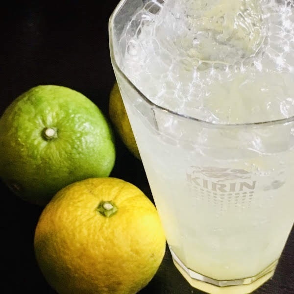 【じゃばらサワー】
・ＴＶで話題のじゃばらは入手困難商品ですが、栃木SCで早くも商品化。この時期限定のドラフトサワー（生）になります。花粉症対策に効果があるということで一躍有名になった「じゃばら」。レモンやライムなどと同じ、香酸柑橘類の一種です。とくに花粉症のあなたへ。
じゃばらソーダ（ノンアル４００円）もご用意しております。
■価格：500円
■販売店舗：18diners(ファンエリア)
