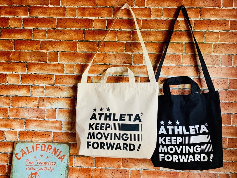 【ATHLETAコラボ 2wayトートバッグ】
・手提げ、ショルダーどちらでも使用できる2wayトートバッグ！
普段使いもしやすいホワイト、ブラックのベーシックな2色展開です。
■サイズ：幅33×高さ34.5×マチ10センチ
■価格：3,240円
■販売場所：ファンエリア内グッズ売店、ホームゴール裏グッズ売店