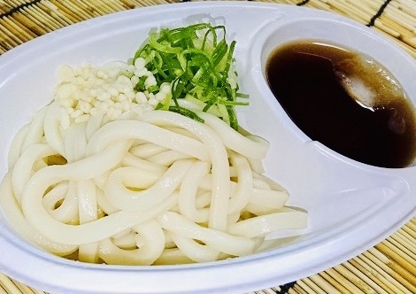 【つけ汁うどん】
・おまたせしました、今年もつけうどんはじめました。とくにお子様からご好評を頂いているつけうどん。今年も登場です。暑い日にはさっぱりと冷たい汁しるのうどんでサッパリ！！夏季限定です。温玉付きは500円。
■価格：400円
■販売店舗：なすのまきうどん(バックスタンド)


