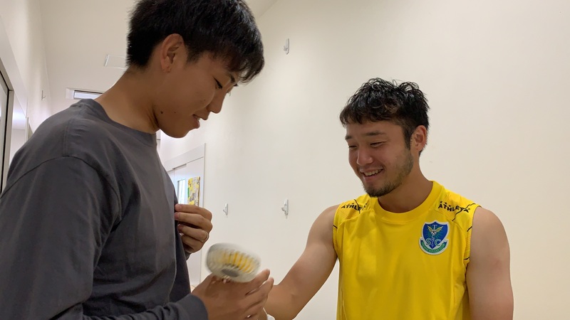 撮影中に横を通った川田修平選手にも絡む秀賀選手！なにやら面白そうな予感がしたので…広報が動画におさめました！どんな話をしていたかは、栃木SC公式Instagramにアップしますので更新をお楽しみに！
