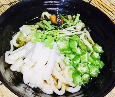 【オクラと山芋のネバトロうどん】
・女性に人気のさっぱりヘルシーなオクラに山芋・山菜を使ったネバトロうどんをご用意。今の時季にもピッタリのさっぱりとズルズルといけるうどんです。どうぞご賞味下さい。ネバトロで粘り強くチームを応援しましょう！！数量限定です！
■価格：700円
■販売店舗：なすのまきうどん(バックスタンド)