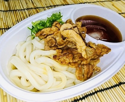 【つけ汁肉うどん】
・つけ汁肉うどんもはじめました。やっぱり暑いときこそ肉を！！・・・そして熱く熱くチームの応援を！！サッパリつけ汁うどんにたっぷり肉で！！どうぞ今年も宜しくお願いします。夏季限定です。温玉付きは700円。
■価格：600円
■販売店舗：なすのまきうどん(バックスタンド)