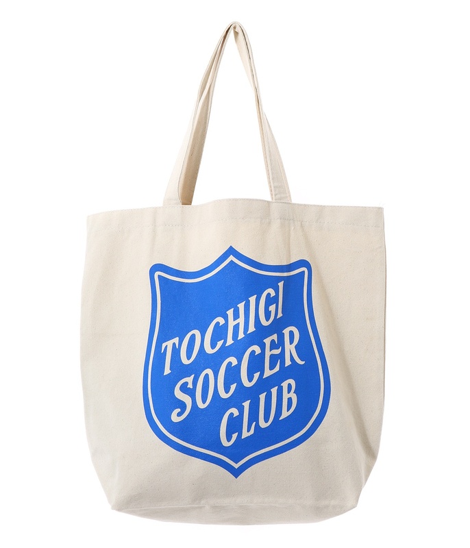 ・《TOCHIGI SC × WP × ARKnets》 CANVAS TOTE BAG
ARKnetsが展開する、アルファベットの23番目の文字「W」をキーワードに、リストリクトのクリエイティブ集団がディープ、そしてハイブリットに独創する新進ブランド『 WP 』がデザインを監修。
WPのアイコンであるエンブレムロゴを《 栃木SC 》に染め上げた、コラボレーションならではのデザイン。
スタジアム観戦にはもちろん、ライフスタイルに合わせて幅広く活用できるトートバック。
※こちらの商品売上の利益は全て栃木SCに寄付されます。
カラー:ナチュラル 1色 サイズ:フリーサイズ 価格:2,500円(税込)