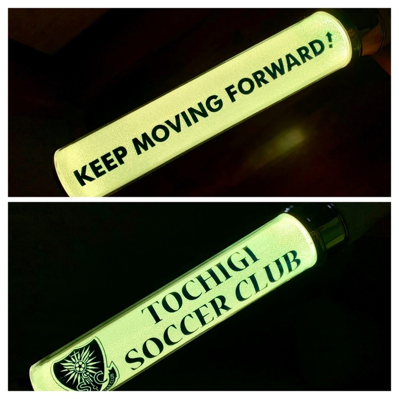 再入荷！【TSCペンライト】
・いよいよスタートしたナイトゲーム♪

販売初日から大好評で完売した、夜のグリスタを彩るペンライト！ ボタン操作で全14色の切り替えが可能な電池式ペンライト。
ただ、スタジアム内ではチームカラーのイエローで応援してくださいね！
選手入場時、チャンスタイム、試合後などに振りかざして素敵な雰囲気を作り出しましょう！
グリスタサマーナイトの新たな応援グッズを是非ゲットして下さい！
■価格：1,620円
■サイズ：全長24.5センチ
■電池：単4電池×3本(購入時はテスト電池)
■販売場所：ファンエリア内グッズ売店、ホームゴール裏グッズ売店